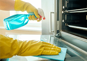 Cleaning oven racks with Hot water and dish soap