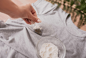 Using baking soda to remove cooking oil stains