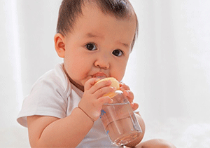 At What Age can you Give water to your Baby?